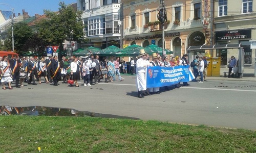 Zilele judetului au debutat cu o defilare a calaretilor, majoretelor, primarilor si a grupurilor folclorice in jurul Parcului Libertatii