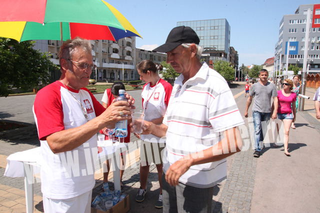 Organizaţia Caritas a început să împartă apă în centrul municipiului Satu Mare