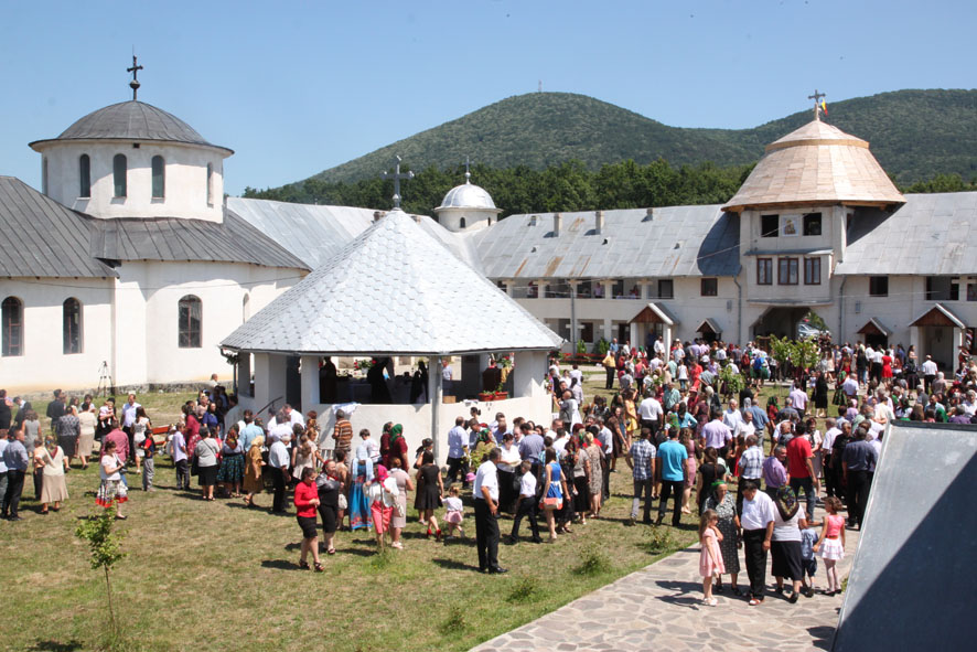 Aproximativ 1000 de credincioşi au participat la hramul mănăstirii Maica Domnului Portăriţa