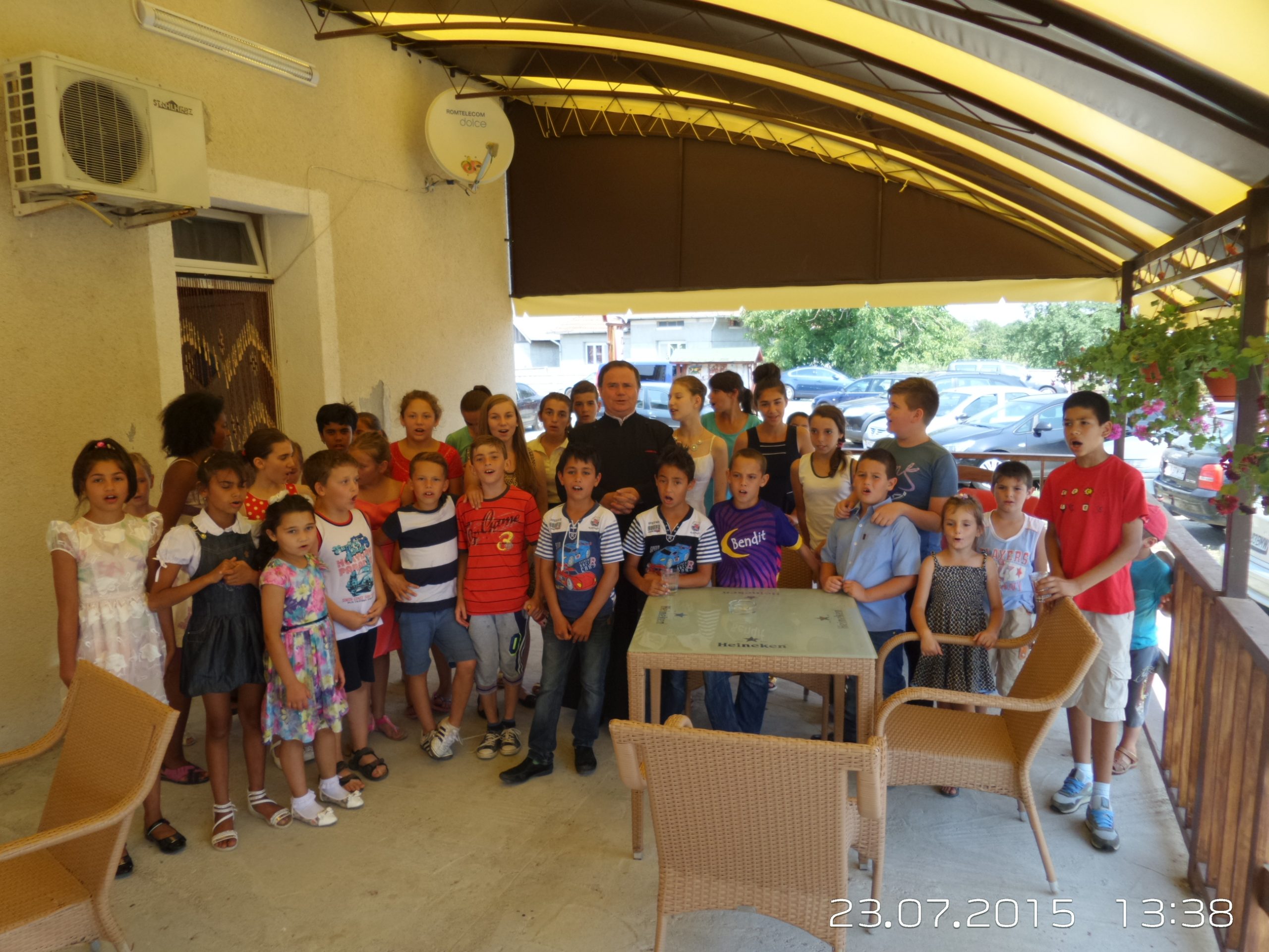 35 de copii şi-au expus lucrările în biserica din localitate
