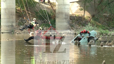 Salvatorii au coborat cu franghii de pe Podul Decebal pentru a salva victimele