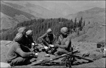 Soldaţi indieni în Kashmir