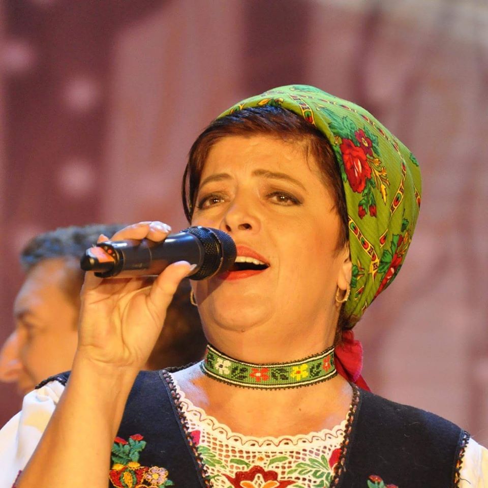 Binecunoscuta interpretă a muzicii populare românești, Maria Carmen Sas, își serbează azi ziua de naștere