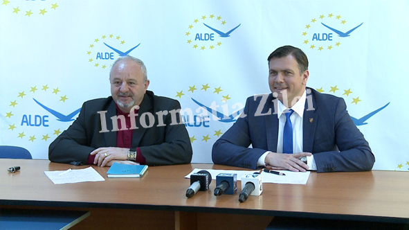 Alături de Adrian Ștef, la întâlnirea cu presa a fost prezent și Nicolae Bura pentru a explica pe scurt care a fost motivul plecării din PSD Satu Mare și de ce a ales ALDE