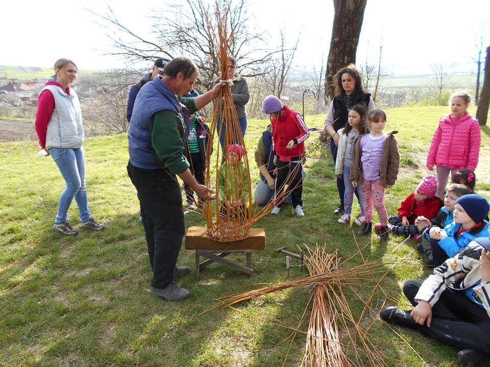 Cadrele didactice și elevii Școlii Gimnaziale Tășnad își doresc ca prin acest concurs să transmită un mesaj, și anume că tânăra generație nu doar că primește cu drag bogăția culturală a strămoșilor, ci o știe păstra și chiar o face cunoscută.