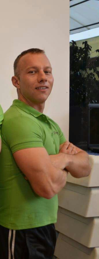 Bartos Barna Istvan are calificări ca antrenor fitness și instructor de box thailandez