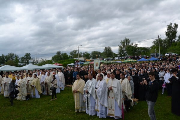 Sute de pelerini s-au rugat la Cimitirul Săracilor din Sighetu Marmaţiei