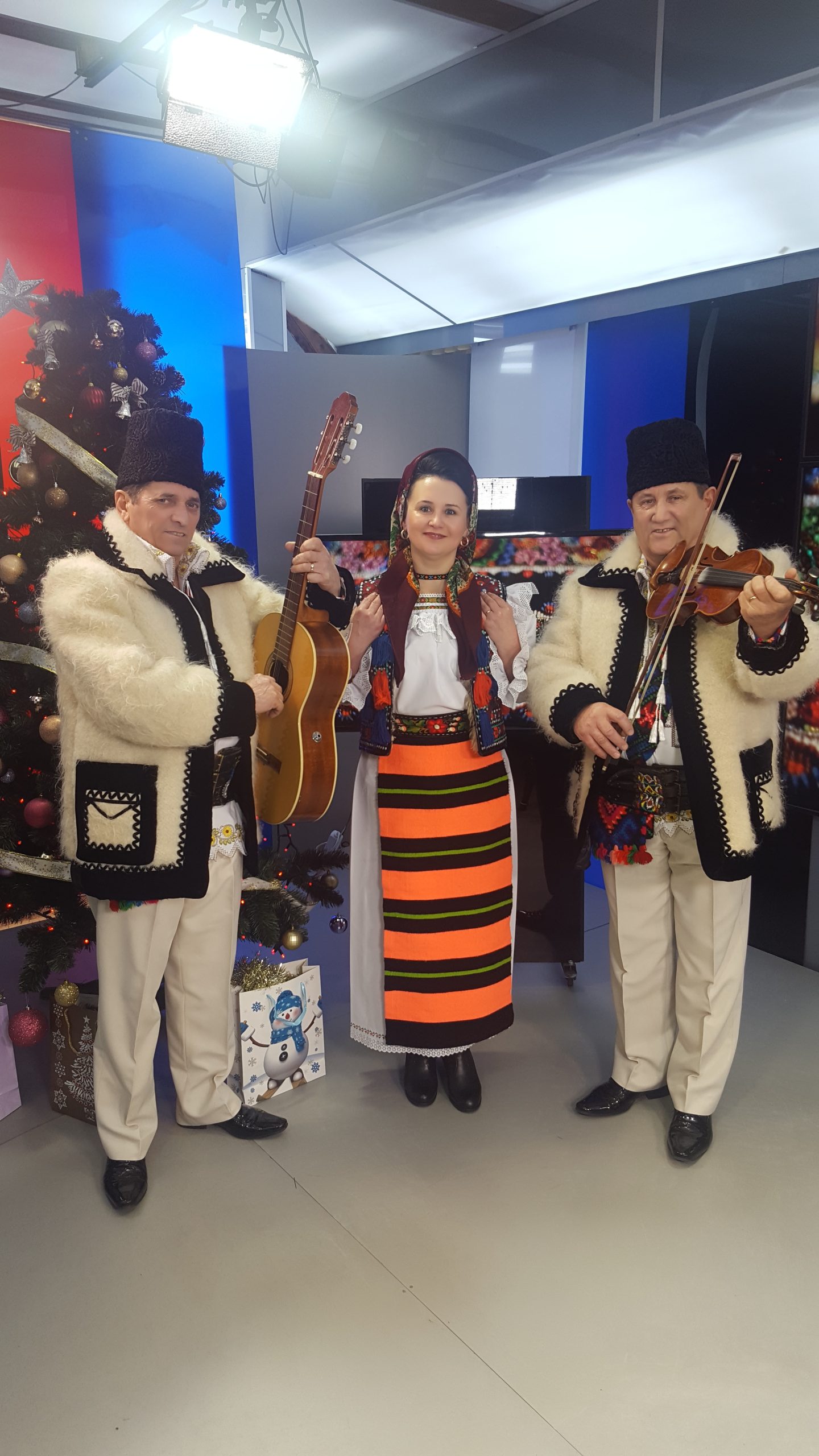 În studioul ITV, invitaţii de duminică din emisiunea Zone folclorice vă aşteaptă la un adevărat spectacol şi pentru că suntem în pragul sărbătorilor de iarnă, ne invită să colindăm alături de ei.