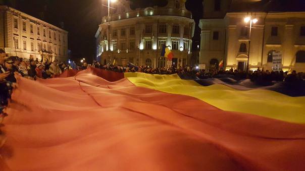 Steag de 15 × 15 metri purtat de zeci de oameni la Sibiu