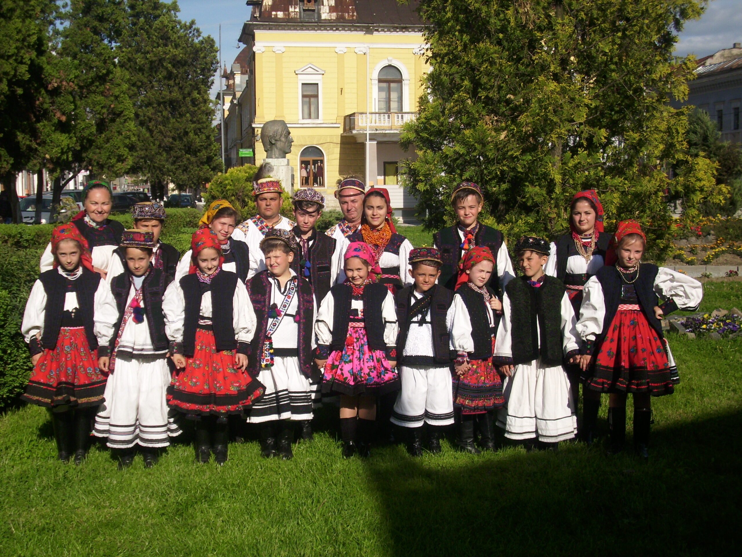 Ansamblul folcloric Sânzienele este condus de binecunoscuta interpretă a cântecului popular oşenesc Maria Tripon