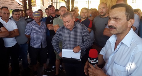 Peste 100 de certezeni protestează în fața Primăriei și cer demisia primarului, Petru Ciocan