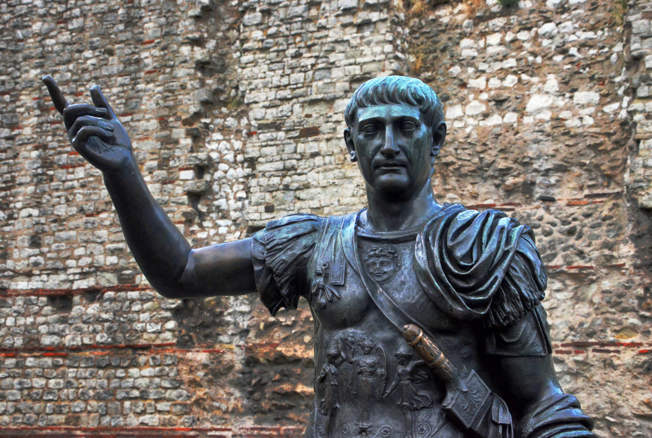 Statuie a împăratului Traian