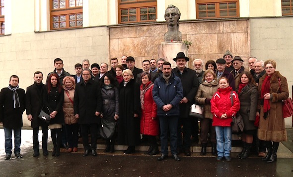 La manifestările de anul trecut, de la bustul amplasat în fata Colegiului Mihai Eminescu au participat diverse oficialitati, indiferent de culoarea politica