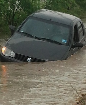 La Ratesti, o masina a ajuns sub ape