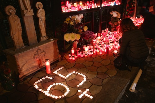 S-au aprins candele si s-au spus rugaciuni pentru cele 65 de persoane decedate in urma tragediei de acum 3 ani