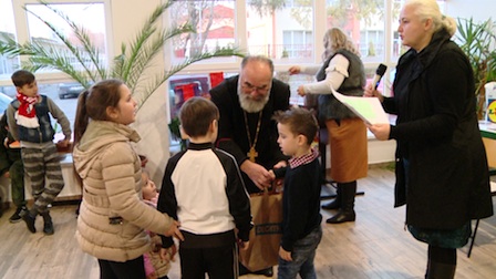 Preotul Tiberiu Vălean, i-a asigurat pe cei mici că Moșul este o persoană adevărată care a existat în vremurile vechi ale Bisericii