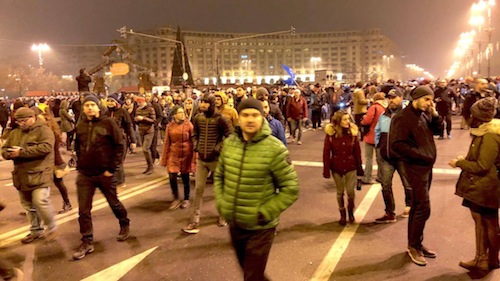 Protestele în București și în întreaga țară au durat până la 4 dimineață