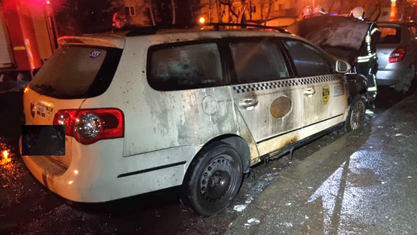 Maşină de taxi incendiată intenţionat la Satu Mare (Foto)