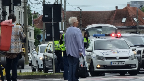 UPDATE: Un tânăr pe trotinetă, care circula o pistă de biciclete, lovit la intrarea pe carosabil