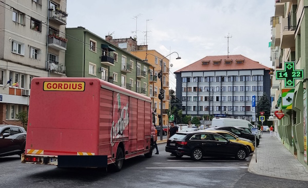 BLOCAJ ÎN SATU MARE: O dubă de Austria şi un camion au creat haos în faţa Poliţiei