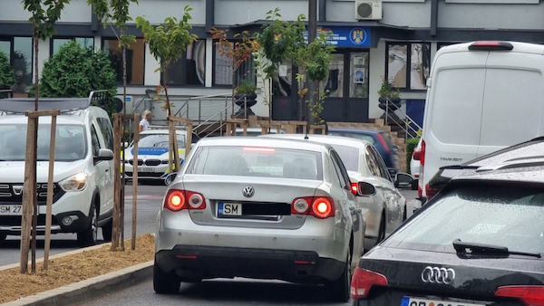 BLOCAJ ÎN SATU MARE: O dubă de Austria şi un camion au creat haos în faţa Poliţiei