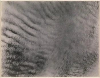 Echivalent de Alfred Stieglitz, 1927 (fotografie abstractă), prin The Metropolitan Museum of Art, New York