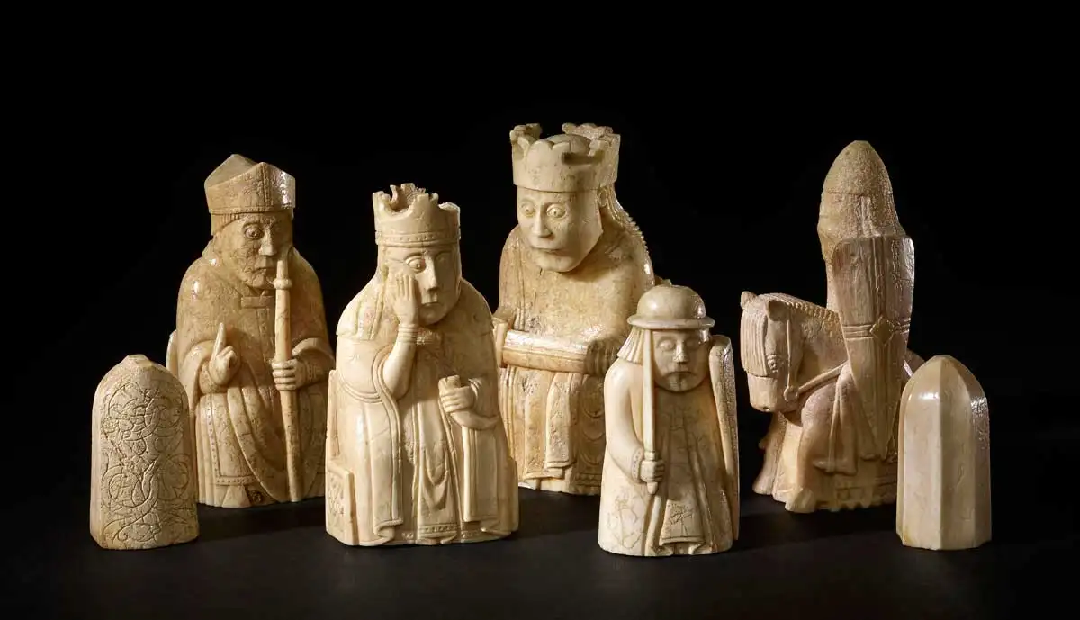 Episcopi și cavaleri din tezaurul Lewis Chessmen, recuperați de pe insula Lewis, prin British Museum