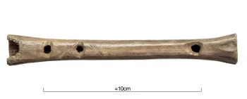 Flaut din os recuperat din săpăturile lui Viking Birka, prin Muzeul de Istorie Suedez, Stockholm