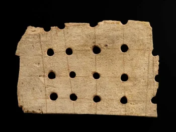 Fragment dintr-o tablă de joc din os cu cuie de la Viking Birsay, Orkney