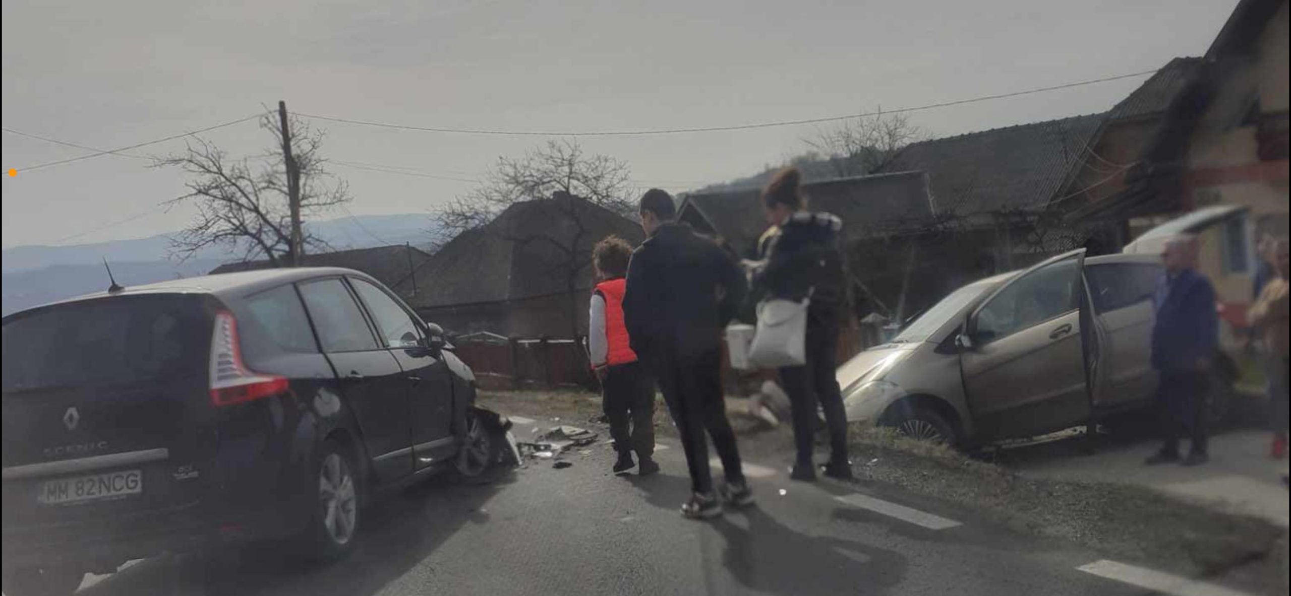 FOTO – Impact violent între două mașini pe Dealul Groșiului