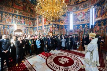 Sute de credincioși au participat la Sfânta Liturghie Arhierească la Mănăstirea Măriuș
