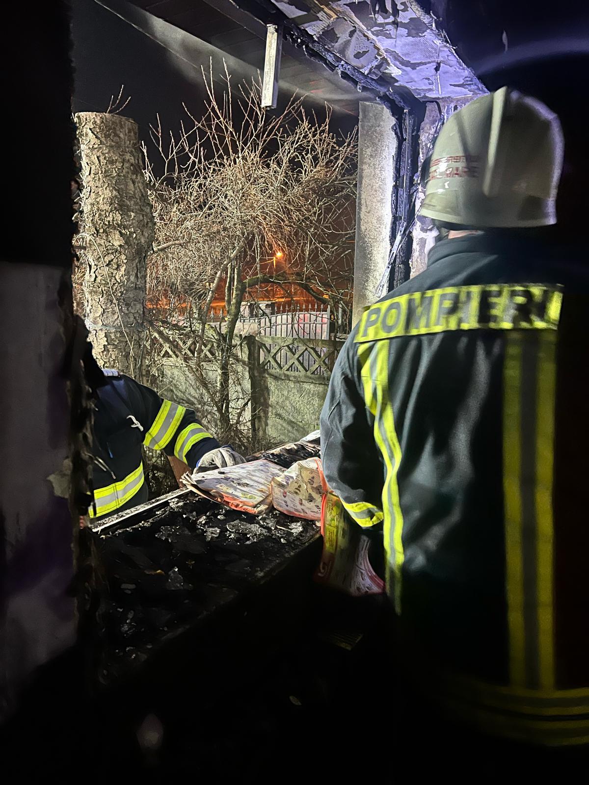Incendiu pornit de la hornul unei case, în Sătmărel