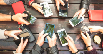 Marea Britanie interzice telefoanele mobile în școli atât pentru elevi, cât și pentru profesori