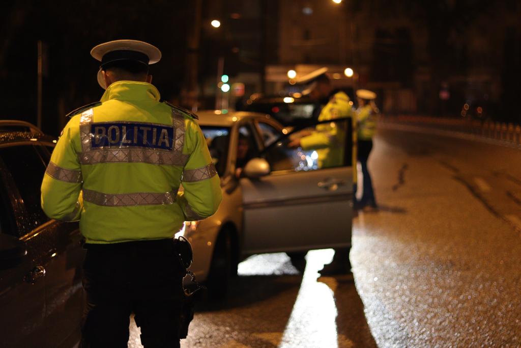 Șofer băut, scos din mașină prin geam de polițiști