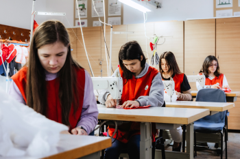 Elevele de la Liceul “Eliza Zamfirescu” pregătesc mărțișoare handmade