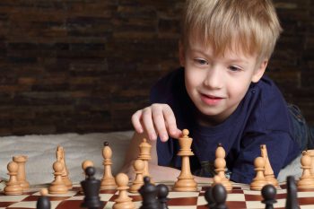 Centrul de Zi al Asociației Stea din municipiul Satu Mare continuă cursurile de șah pentru copii și tineri.