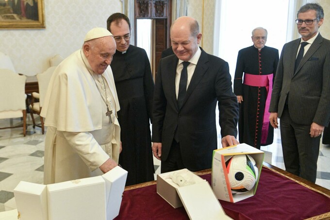 Papa Francisc a  primit de la Olaf  Scholz mingea  oficială – EURO 2024