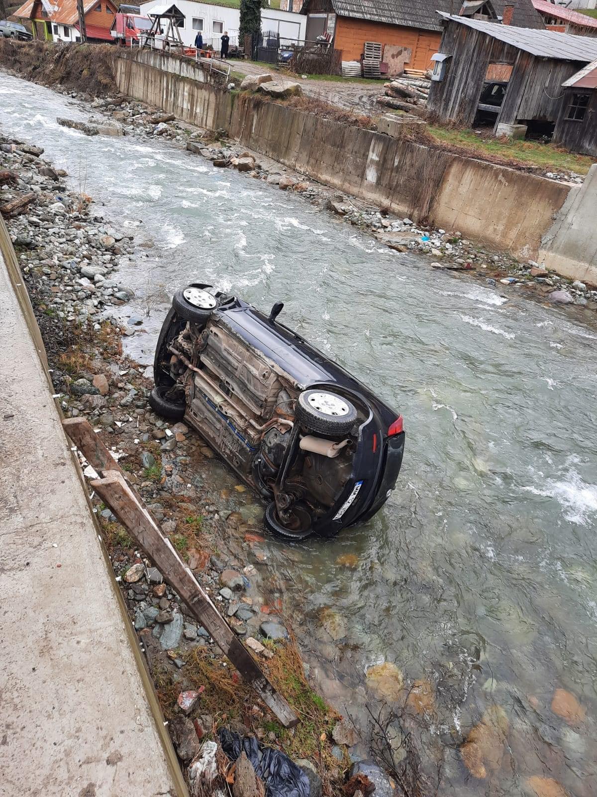 EXCLUSIV VIDEO: O maşină a căzut în râu la Repedea