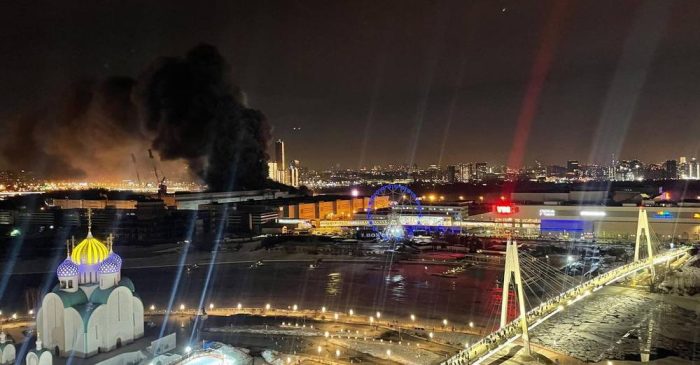 Zeci de morții și răniți împușcați într-o sală de concerte dintr-un mall în Moscova