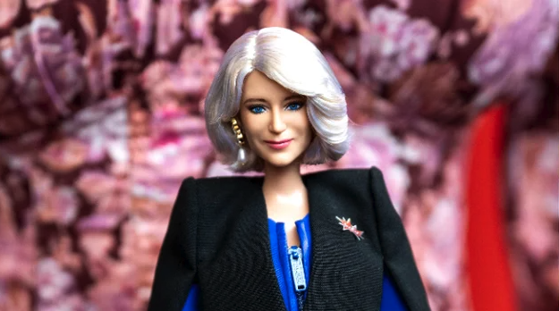 Regina Camilla a Marii Britanii, imortalizată sub forma unei păpuşi Barbie