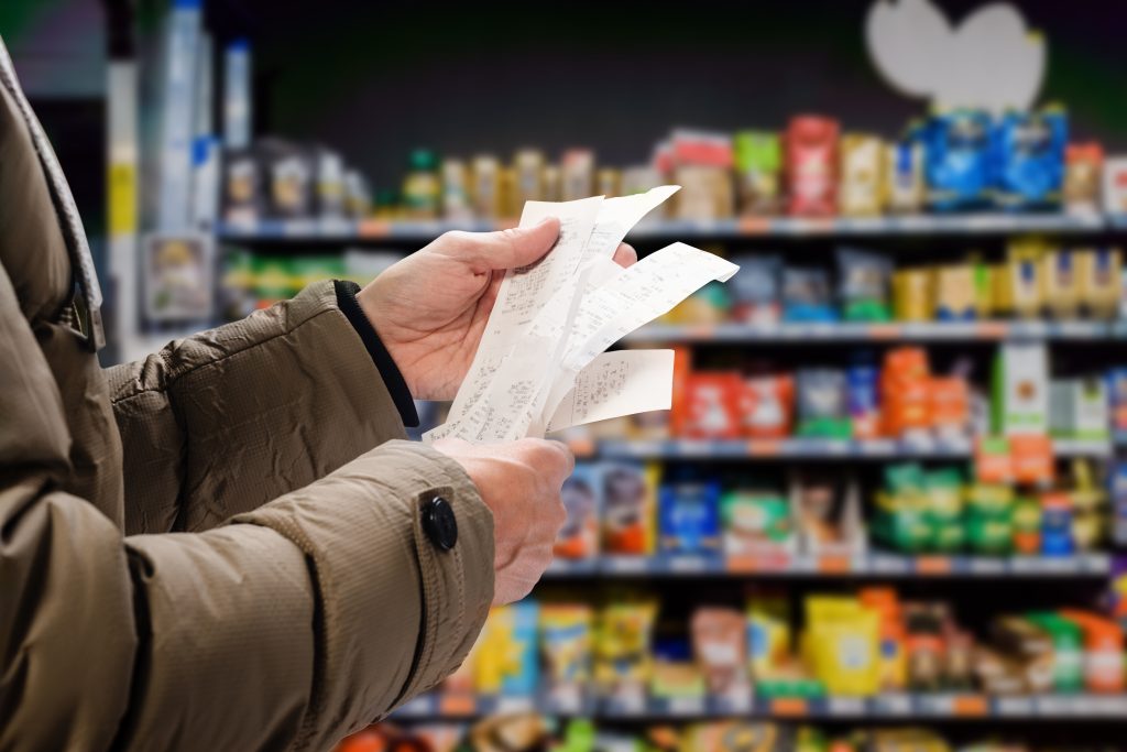 Inflația se temperează la 7,2% în februarie, însă prețurile la alimente esențiale și servicii înregistrează creșteri semnificative