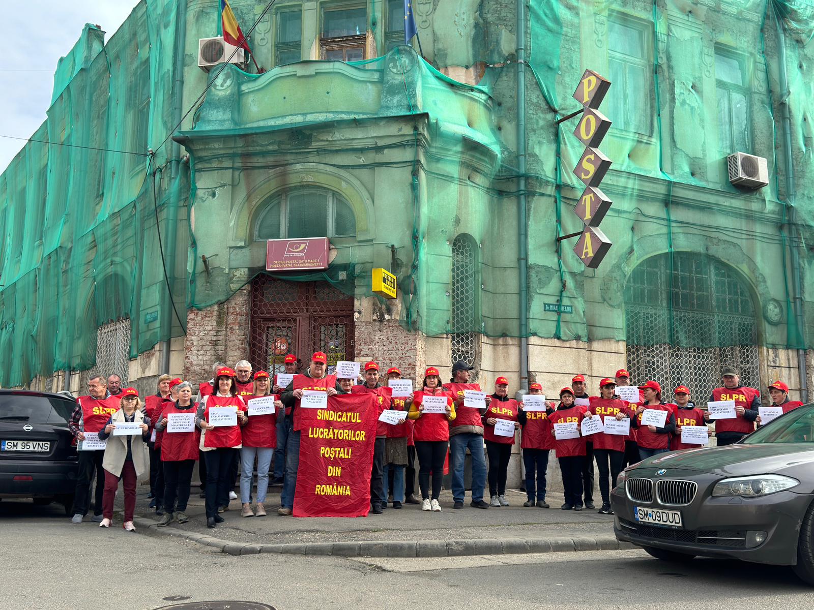 Zeci de angajați din județ ai Poștei Române au protestat pentru drepturile lor