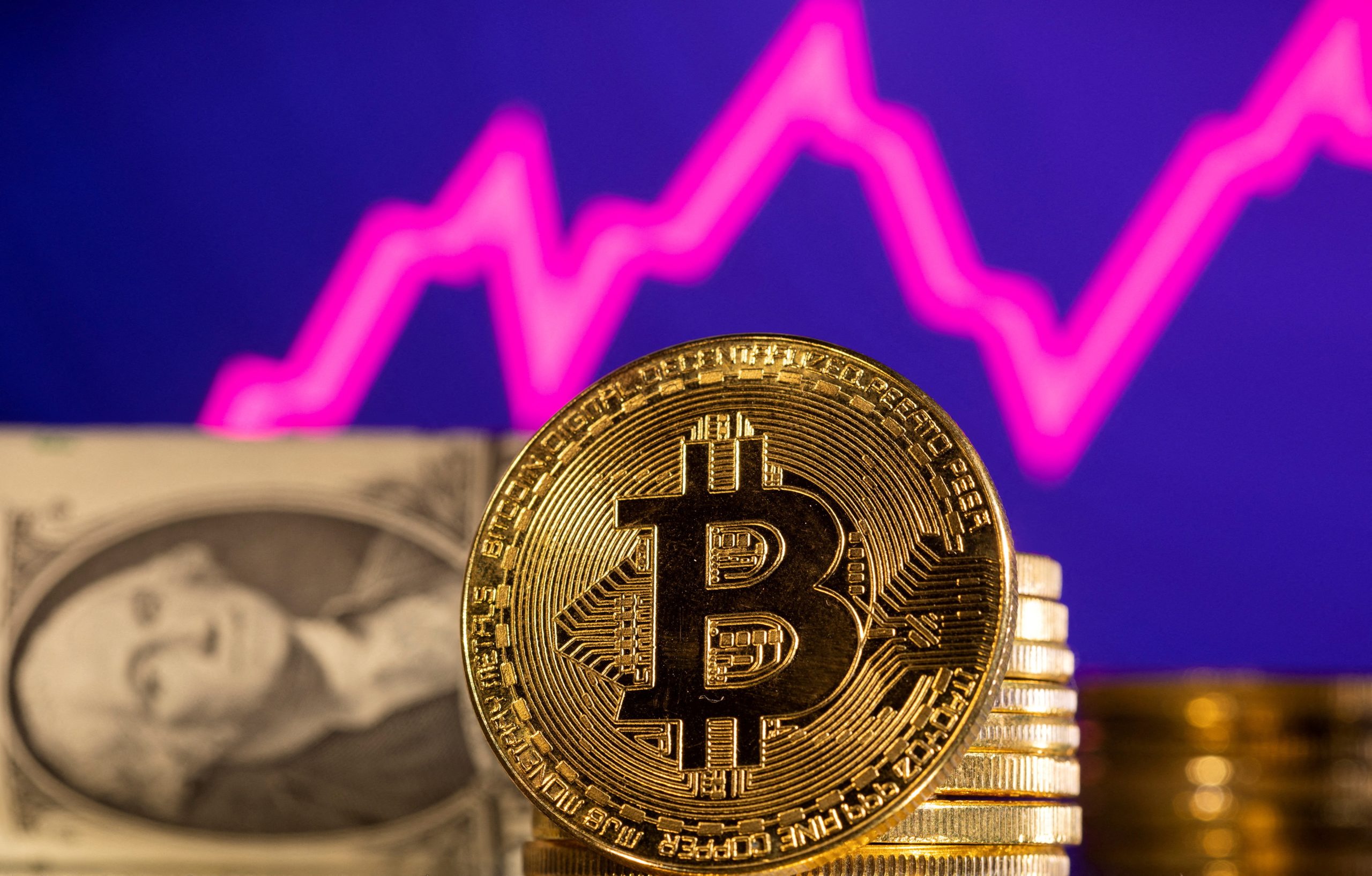 Bitcoin atinge un nou maxim: peste 64.000 de dolari în cursul zilei de luni