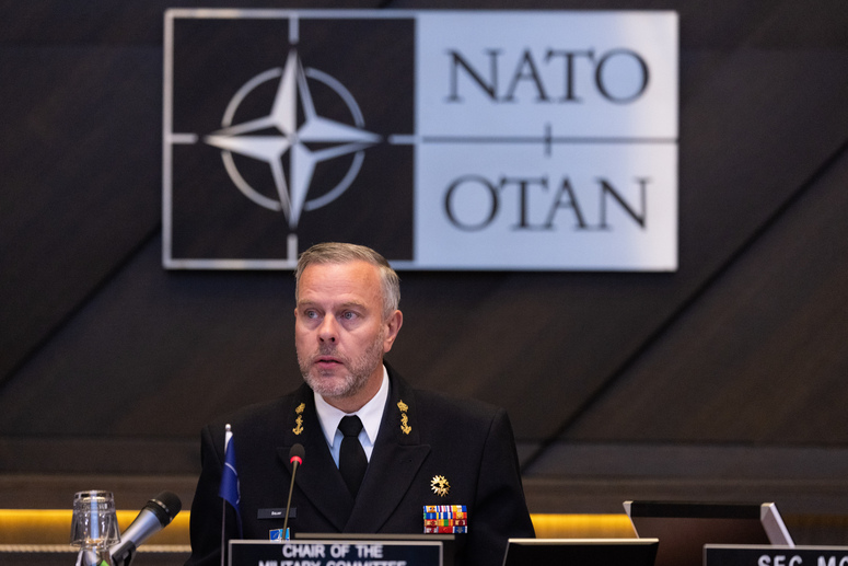 Preşedintele militar al NATO îi  îndeamnă pe aliați să susțină Ucraina