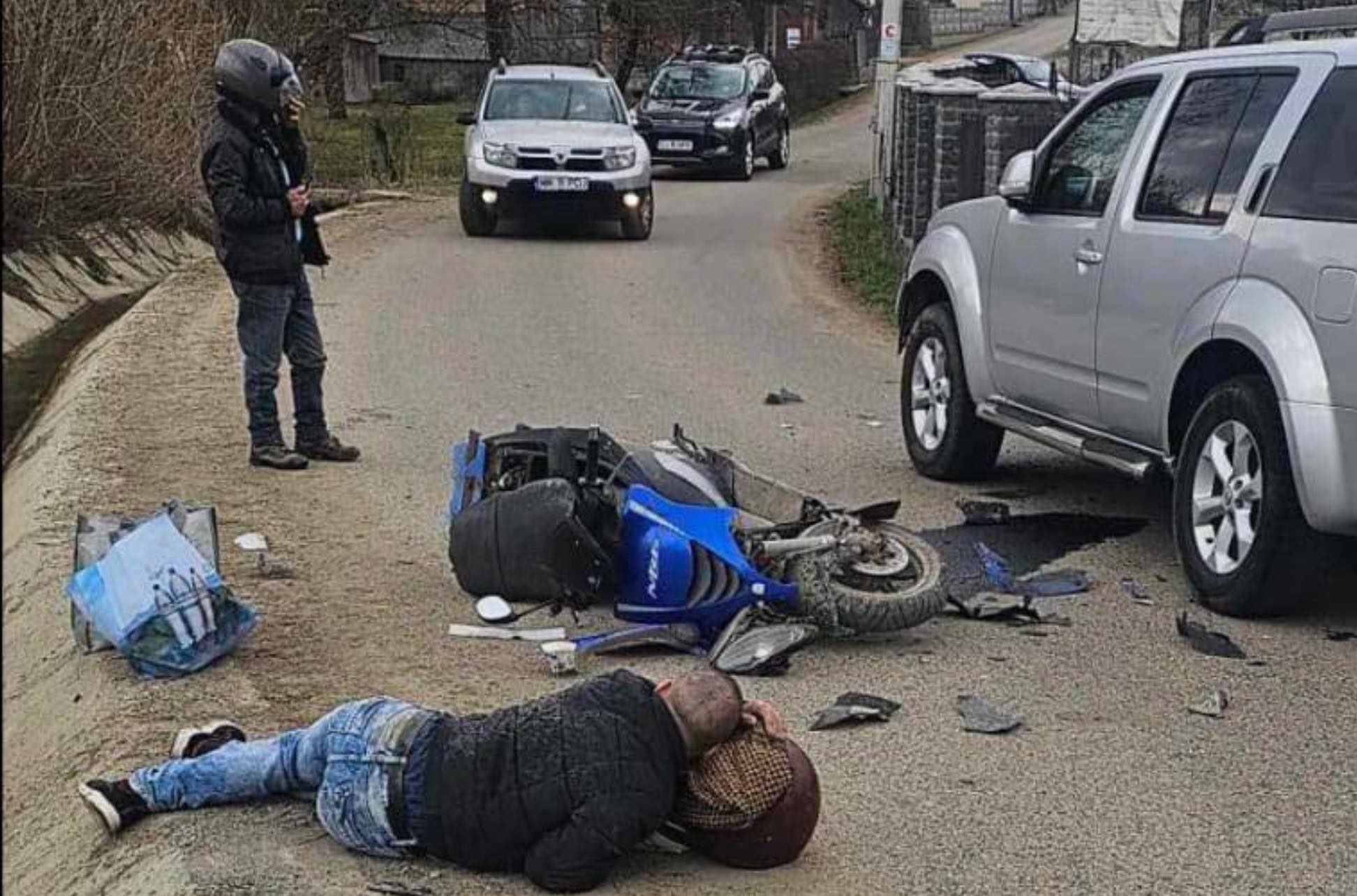 EXCLUSIV FOTO: Beat și fără permis a intrat cu mopedul într-un autoturism la Breb. Doi răniți
