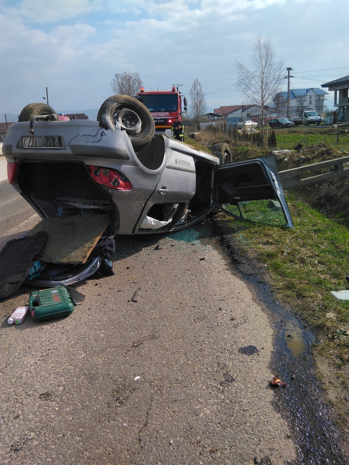 Între Bixad și Negrești Oaș un conducător auto a lovit un stâlp de electricitate