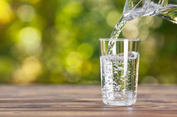 Consumul de lichide în timpul mesei provoacă retenție de apă în organism