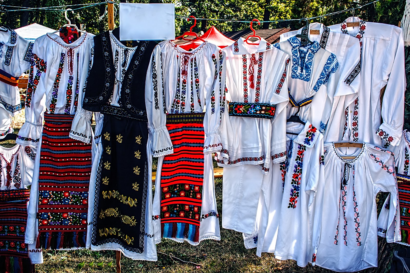Afirmarea creativițăii feminine prin costumul popular românesc