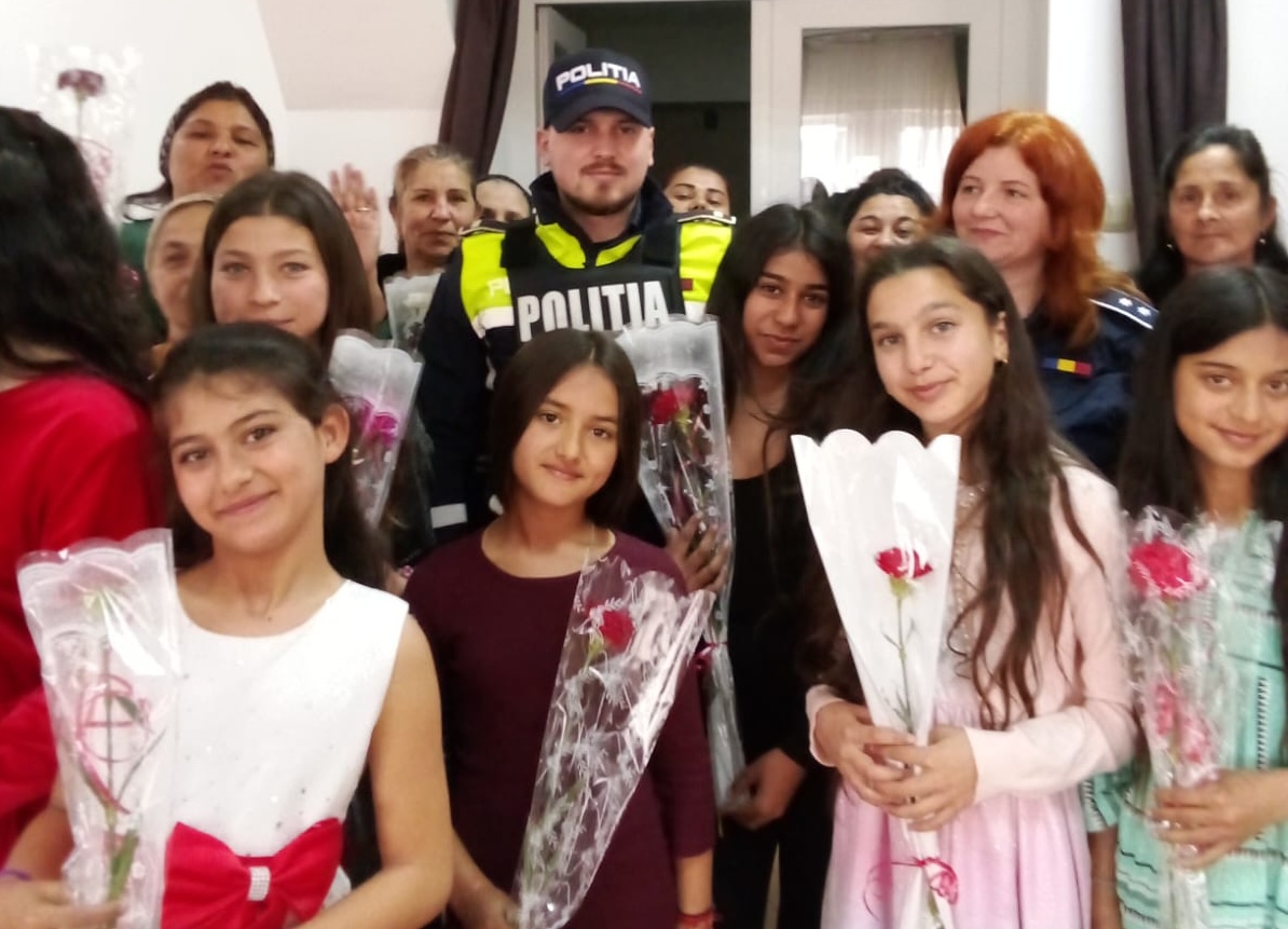 Polițiștii și Asociația Stea au încurajat femeile rome din Sătmărel să fie promotoare ale schimbării în bine