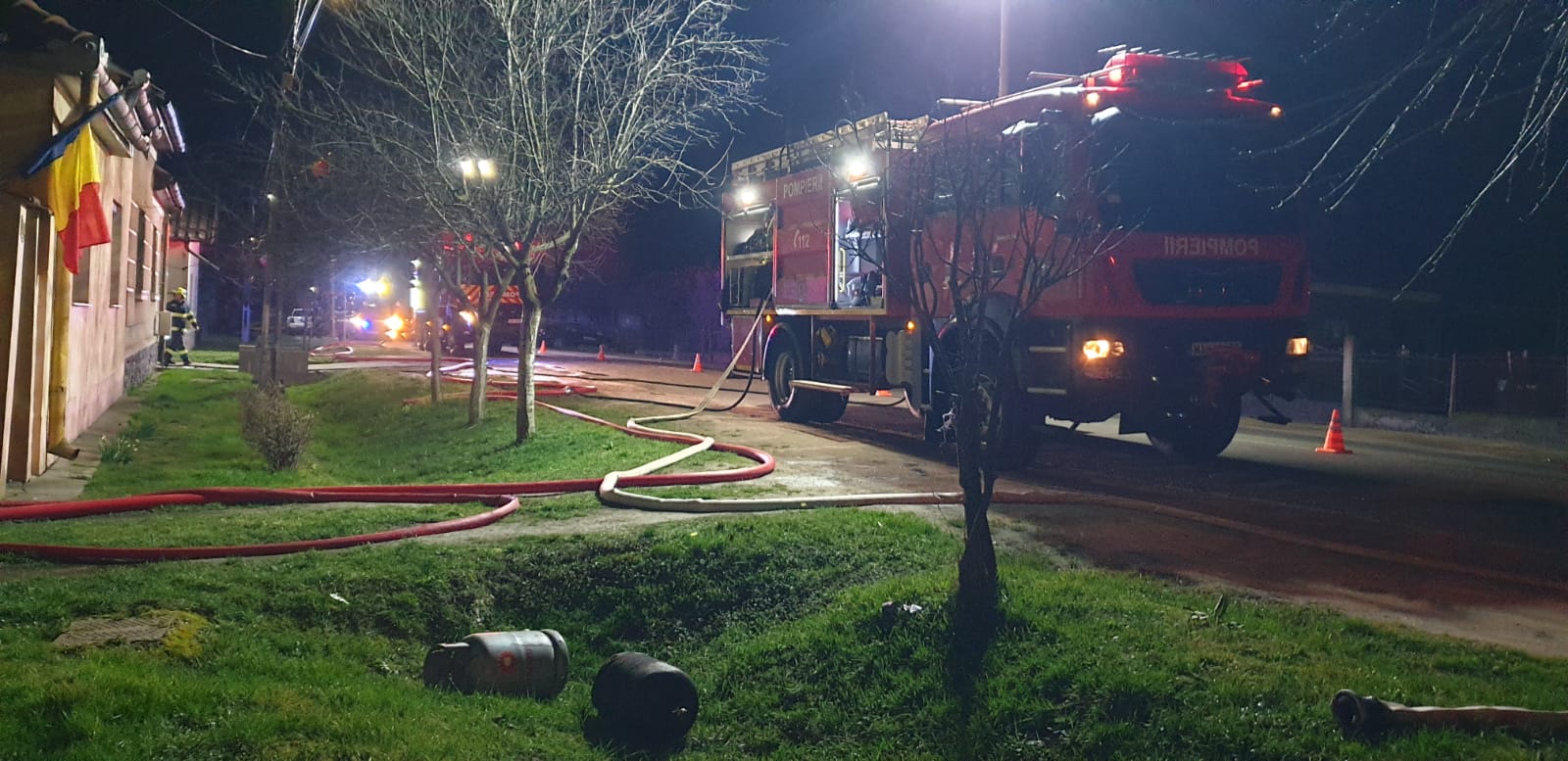Trei incendii stinse de pompieri într-o noapte